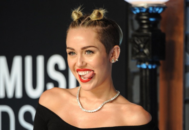 Miley-Cyrus-just-loves-to-bite-her-tongue